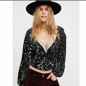 Free People Ladies NWT Black Motif Cropped V-neck Floral Blouse. X-small.